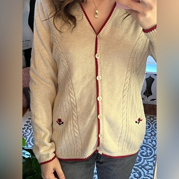 gorgeous knit floral granny cardi ✨ - Picture 2 of 3